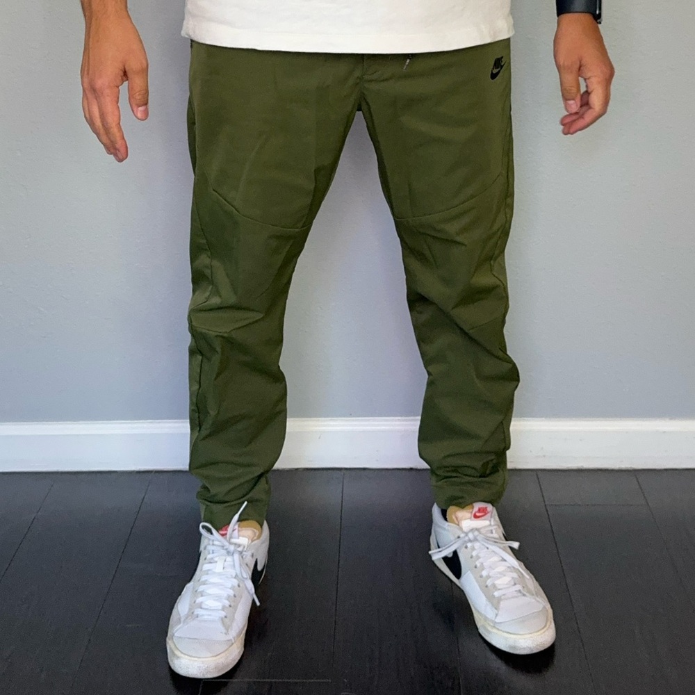 Nike Dry Fit Knit Running Joggers Size Medium in Green